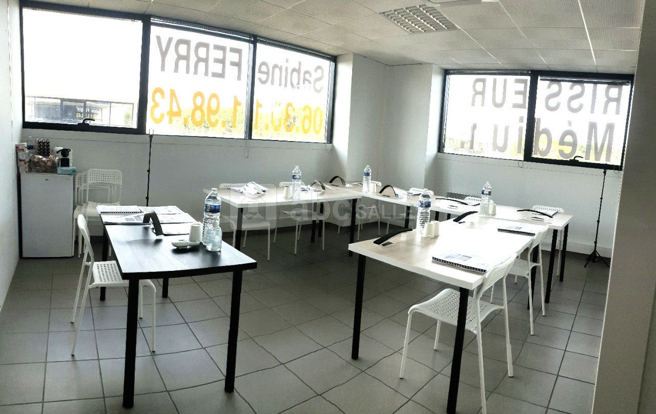 Salle avec tables et chaises