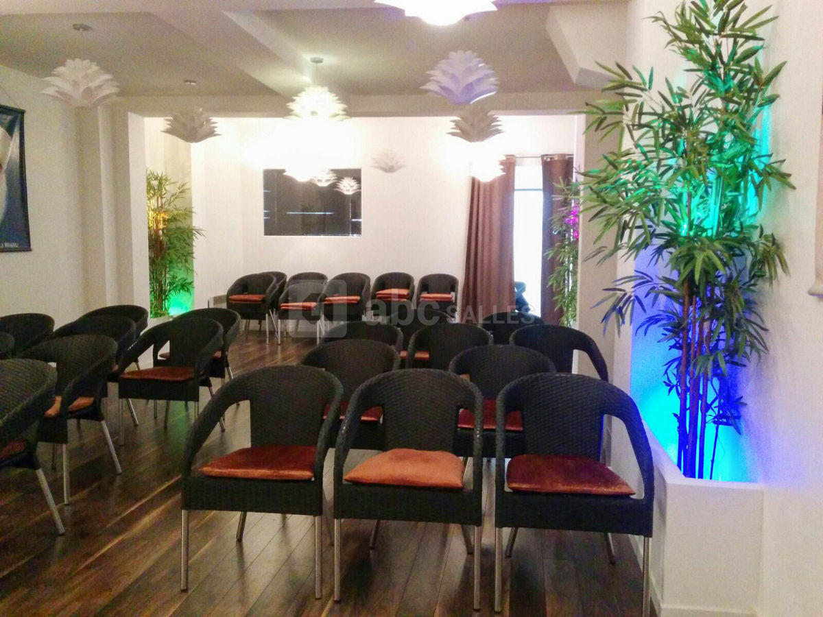 Configuration avec chaises alignées
