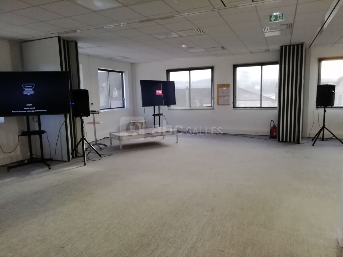 7merveilles+iles+nature+surf house (config plénière 300 personnes debout avec estrade + sono) prise de vue coté 7merveilles