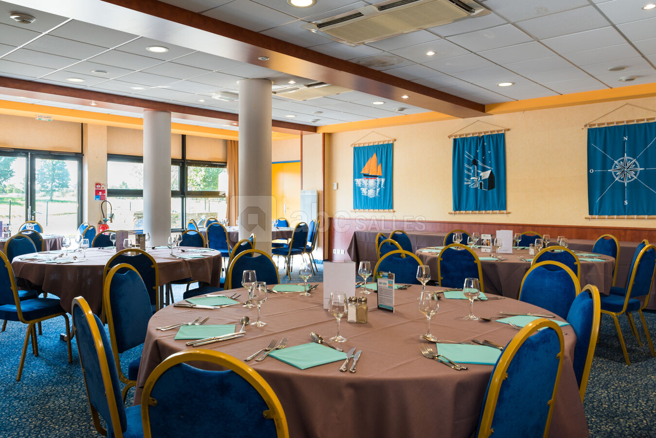 Salle de restaurant repas séminaire