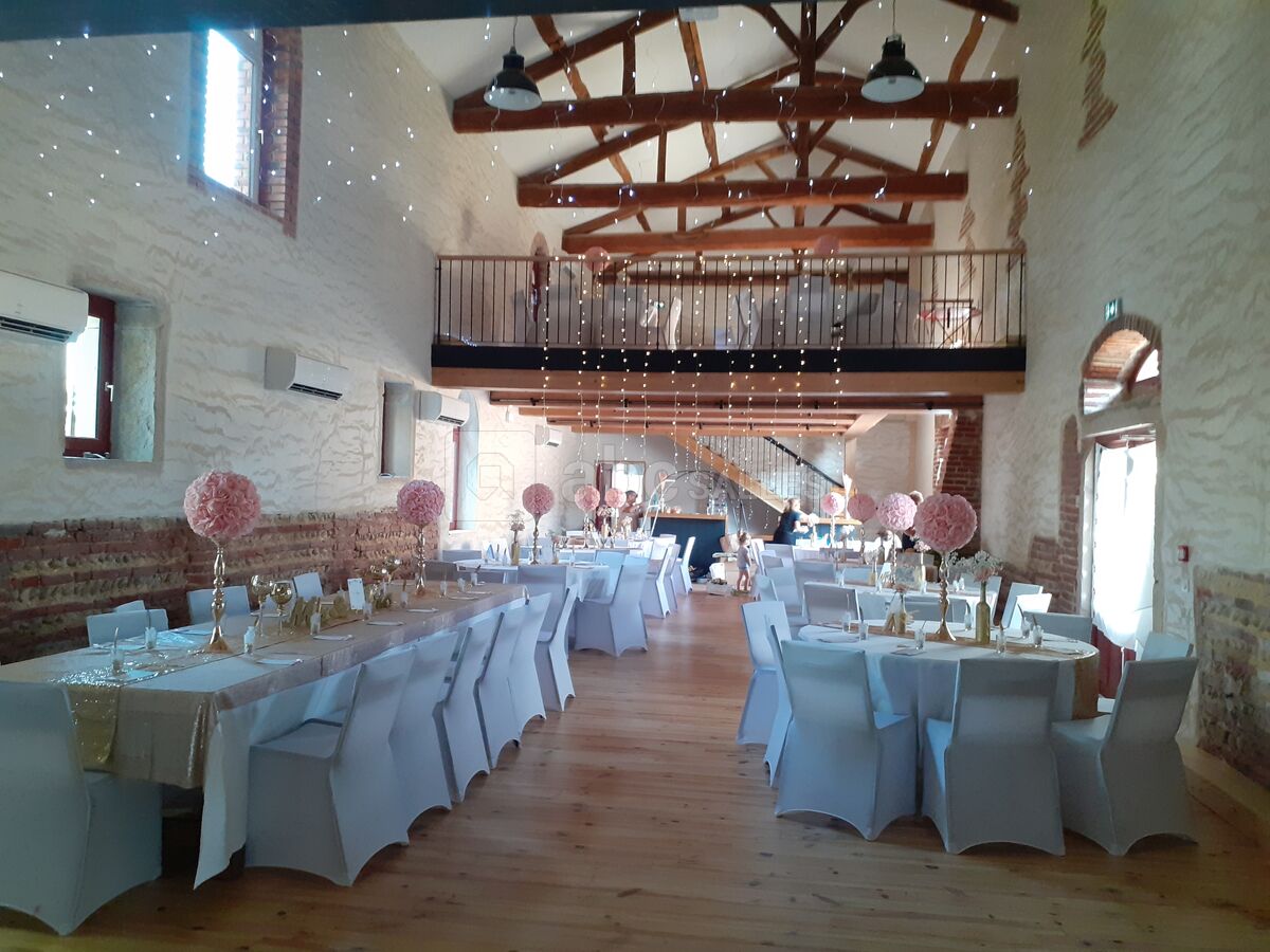 La salle de réception décorée pour un mariage