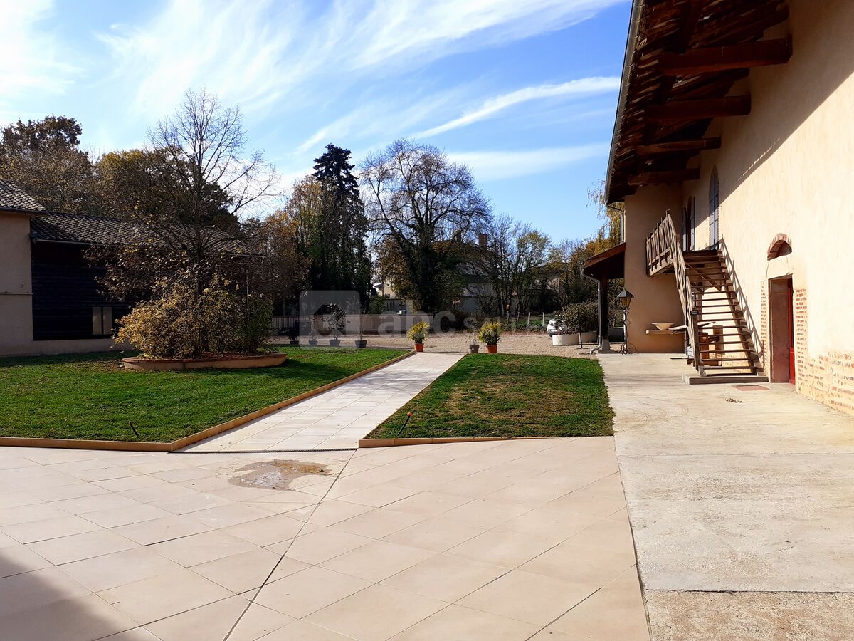 L'espace terrasse, devant la salle