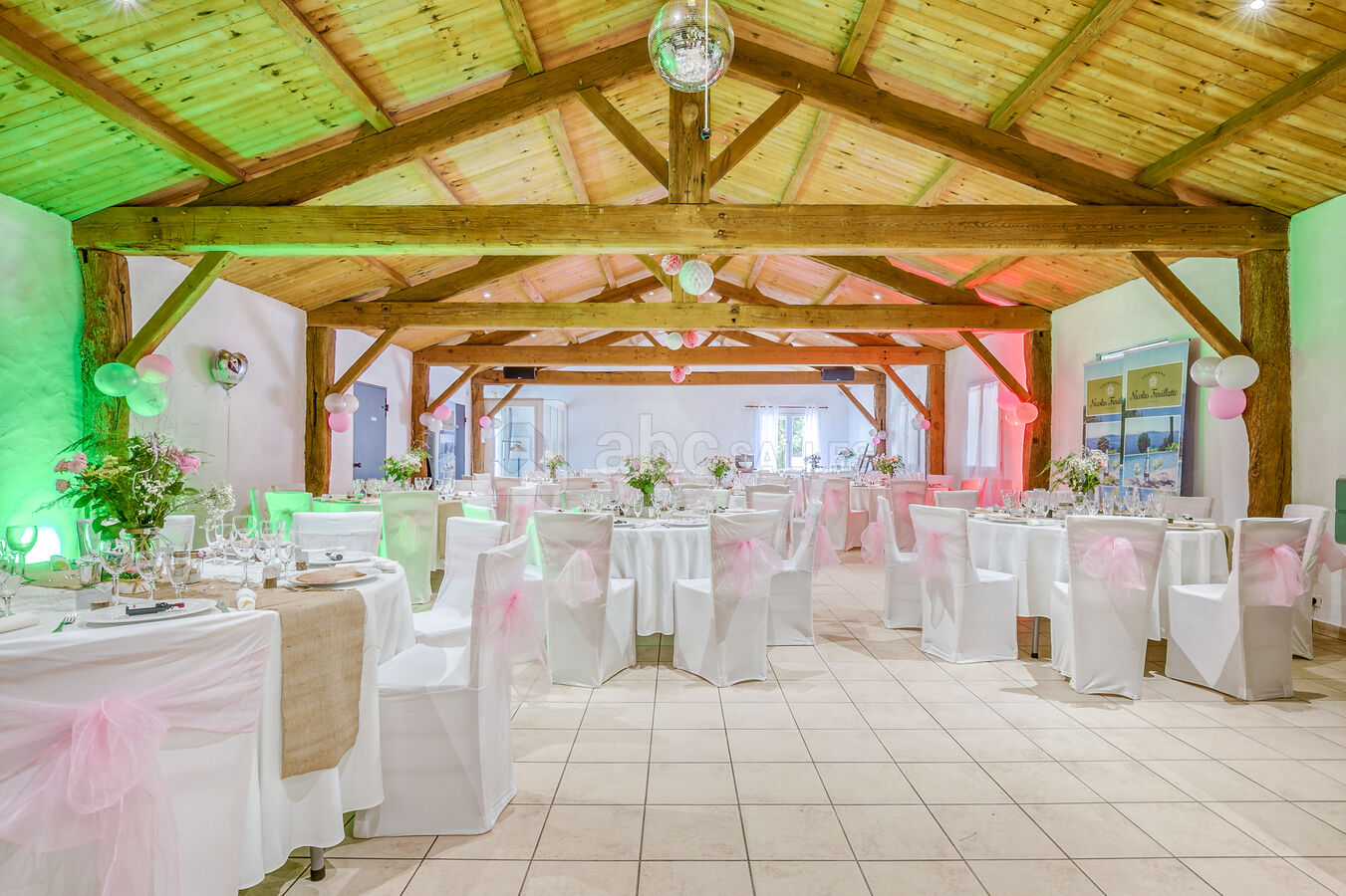 Salle et sa charpente apparente
