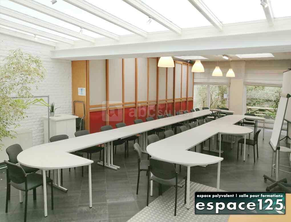 Espace125  |  Tables en Rangs  |  28 personnes