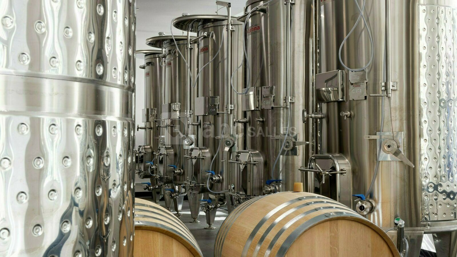 LES CUVES ET LES BARRIQUES