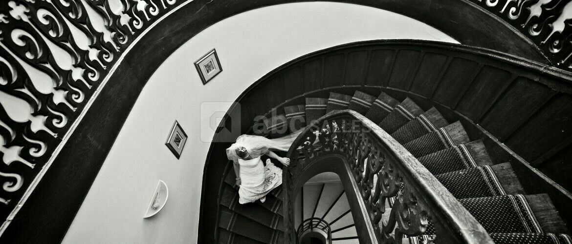 La mariée lors d'une séance photos dans le château