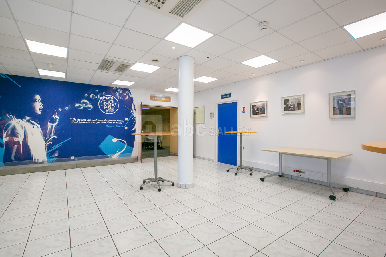 Espace pause devant l'amphithéâtre