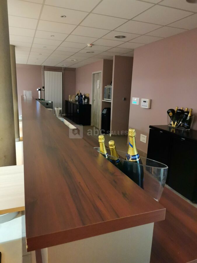 Salon Groupama - Un bar avec accès office traiteur