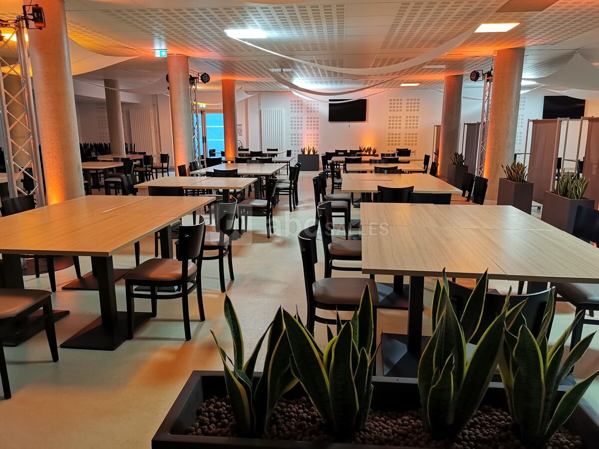 Salon Groupama - Style banquet sur la moitié de la salle