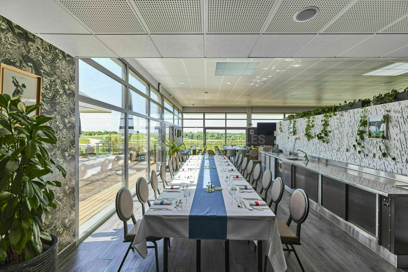 Salle du restaurant - Communion derrière palissade