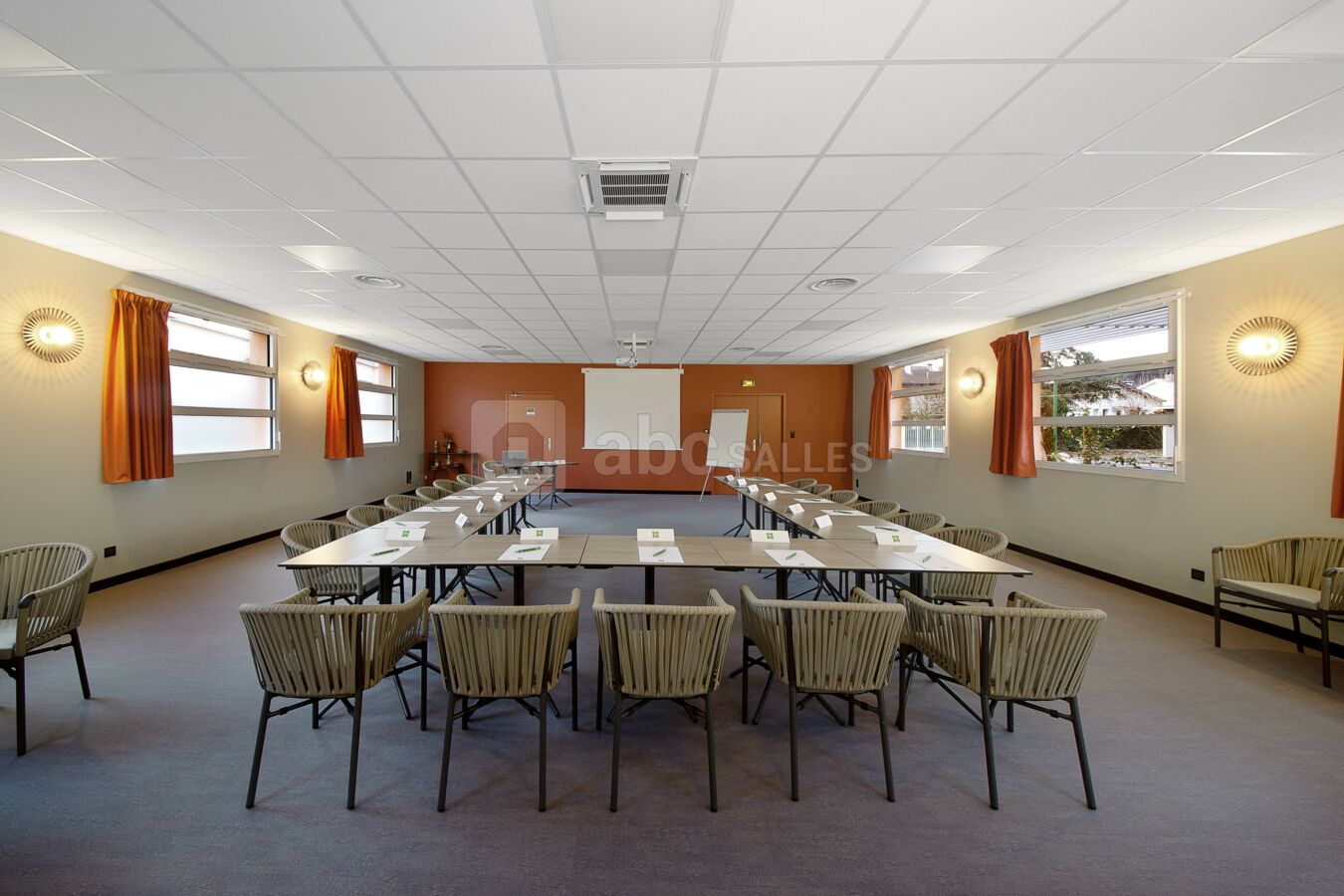 Salle de réunion en U
