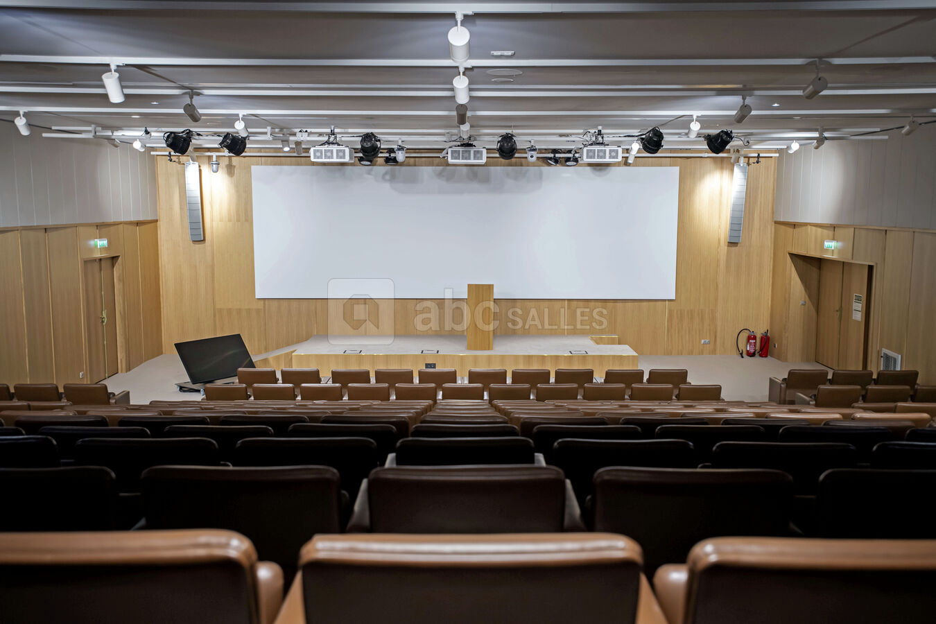Auditorium de 254 places avec fauteuils-tablette