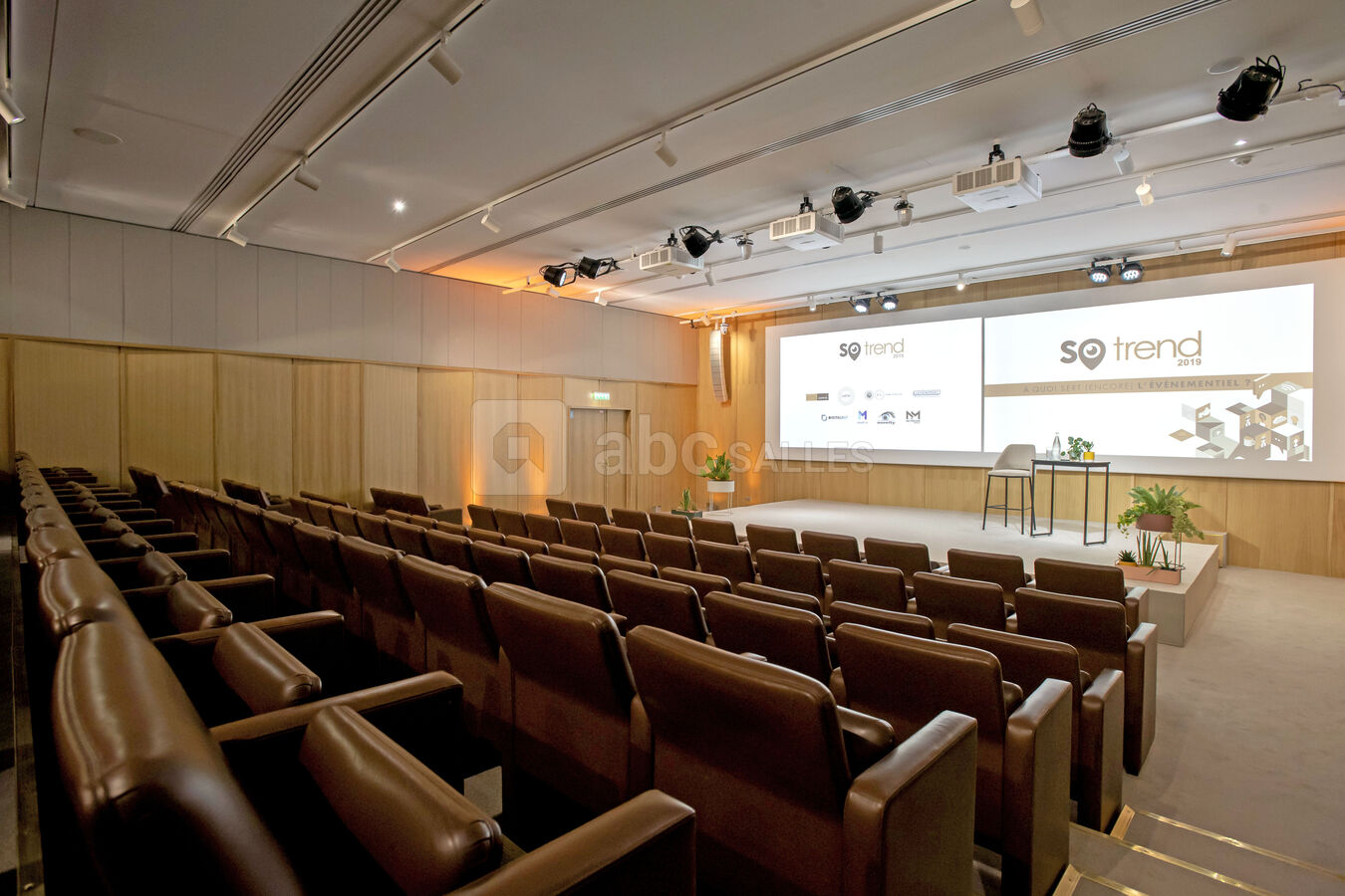 Auditorium de 254 places avec fauteuils-tablette