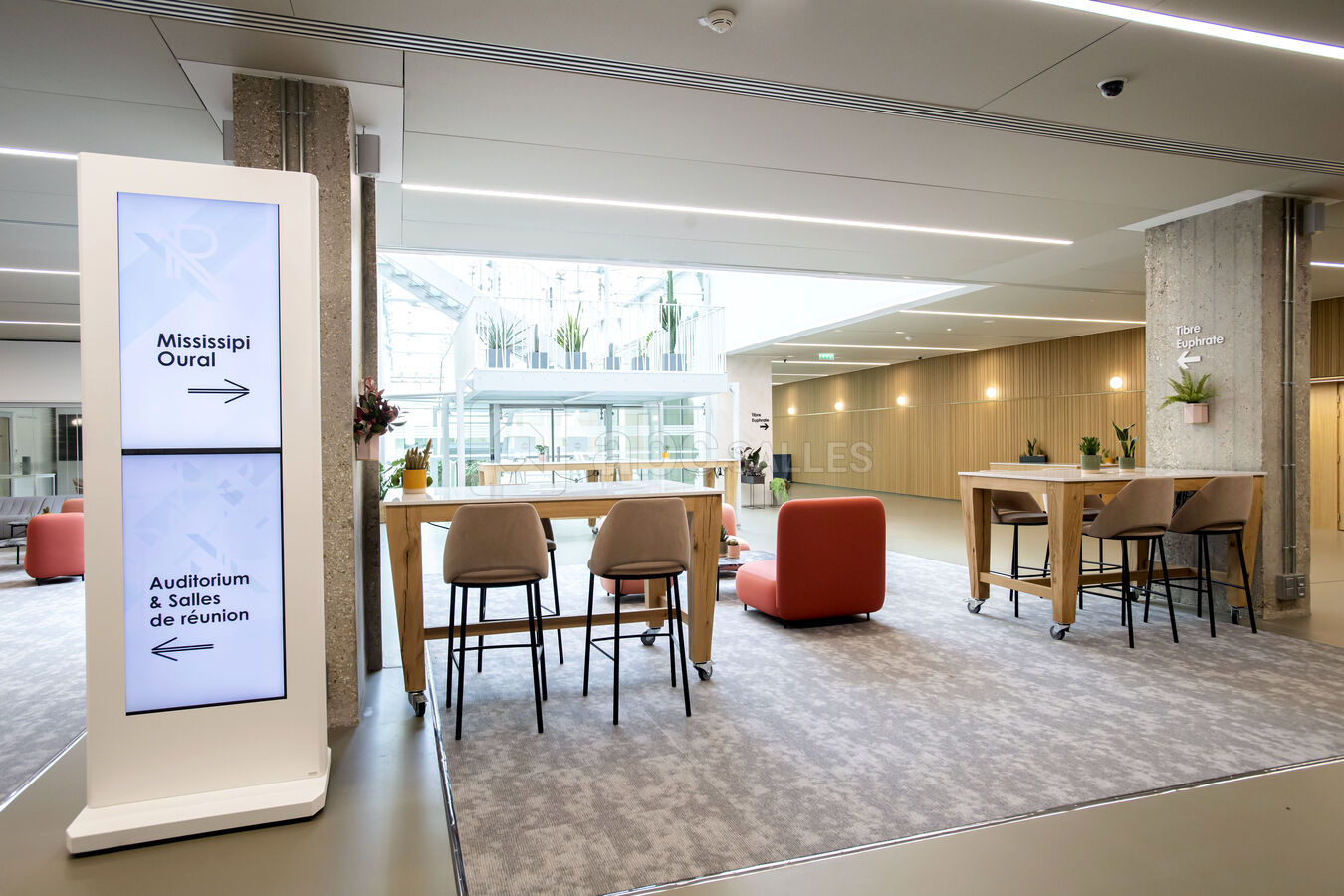 Foyer de 700m² avec 2 puits de lumière et du mobilier modulable
