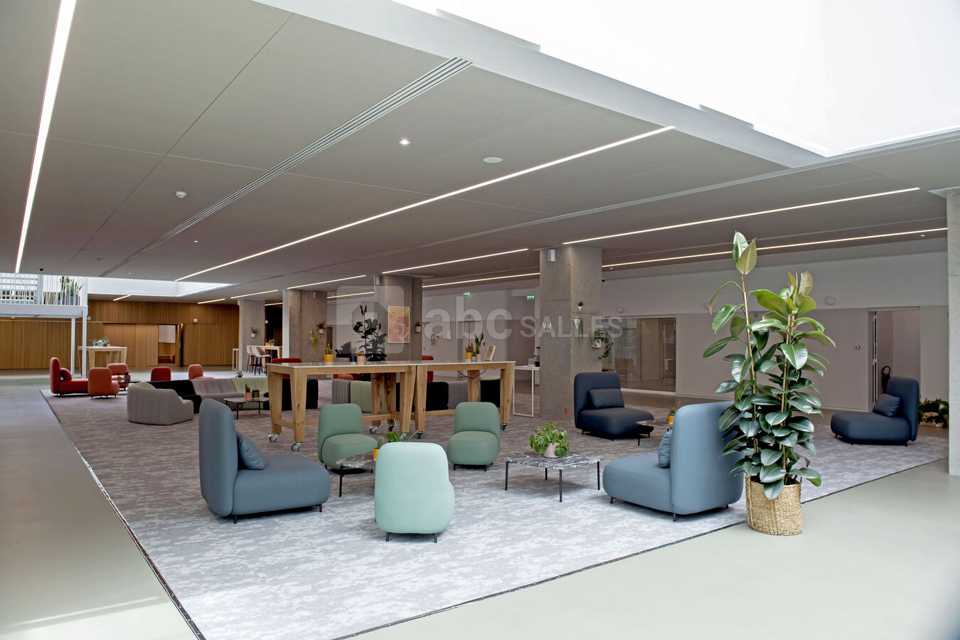 Foyer de 700m² avec 2 puits de lumière et du mobilier modulable