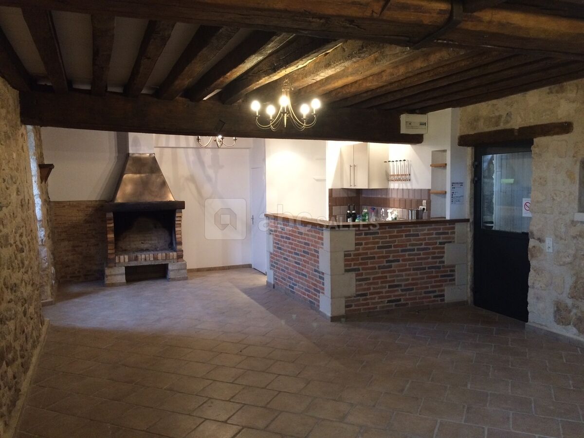 Le côté bar -salle vide