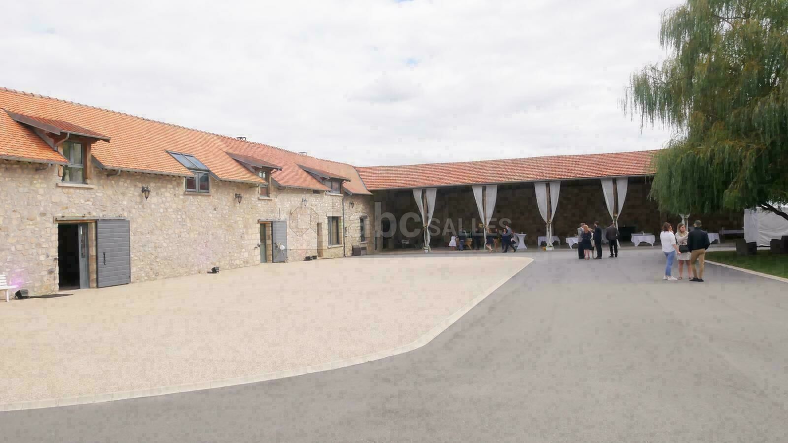 La cour vue sur le Préau