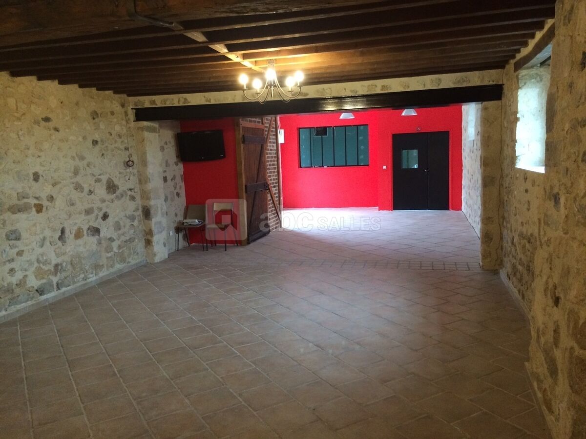 Salle vide vue de la cuisine