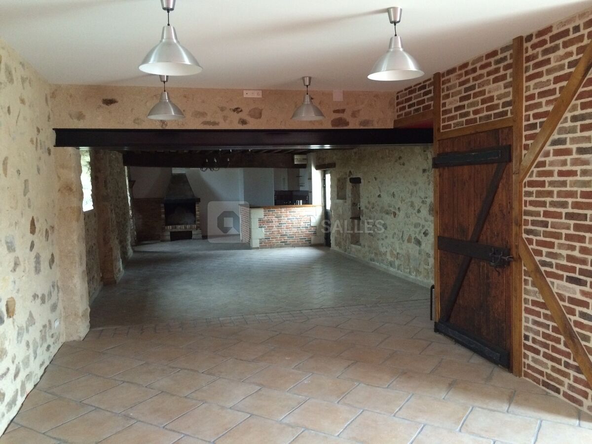 Salle vide vue du bar