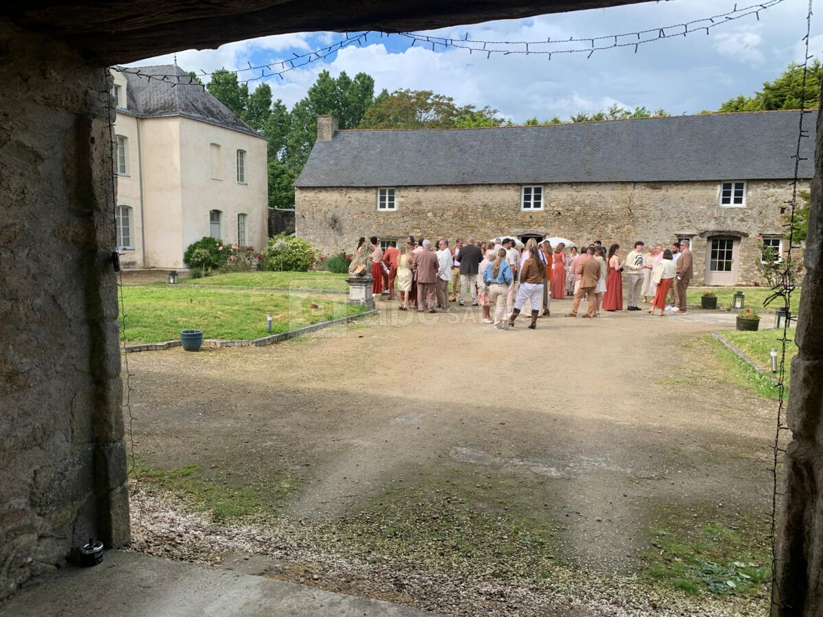 Accès à la salle par la cour