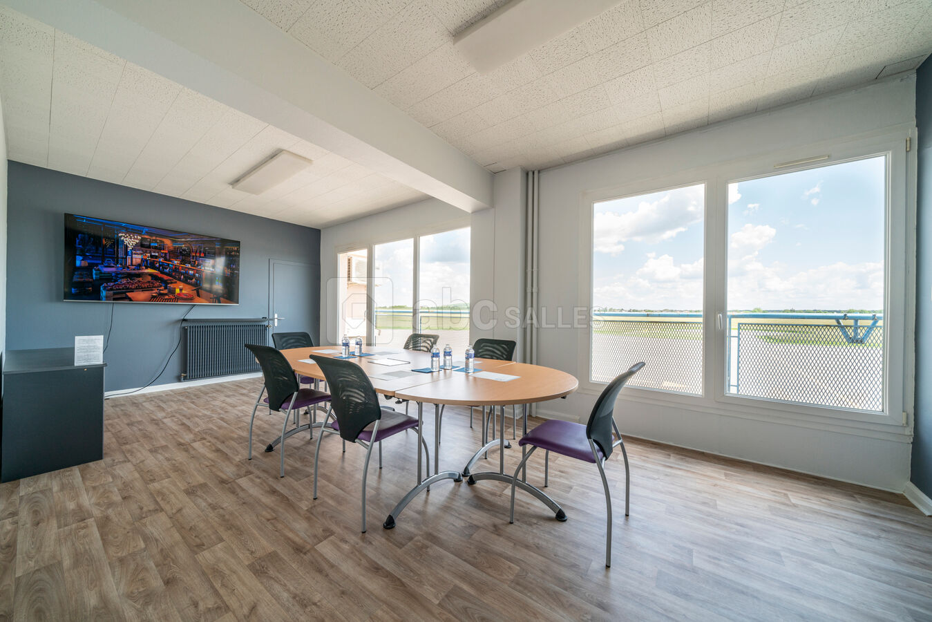 Salle de réunion vue sur piste  < 8 personnes