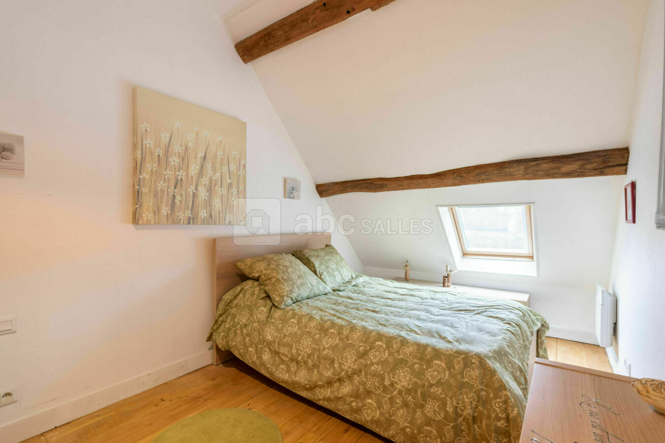 Ancienne déco   Chambre au dessus salle avec 1 lit en 140cm et un convertible en 140cm +salle de bain et wc