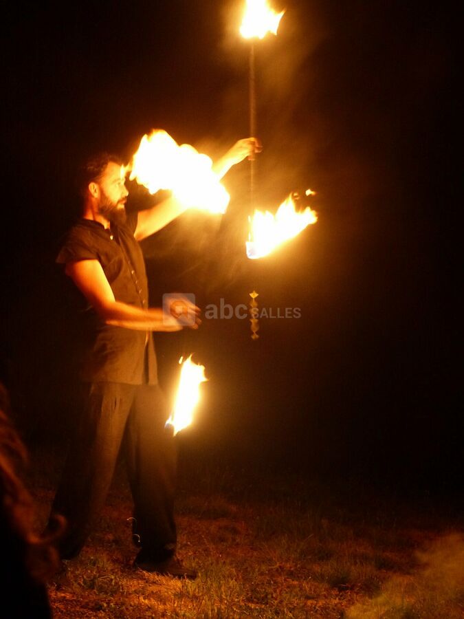 Cracheur de feu dans le parc