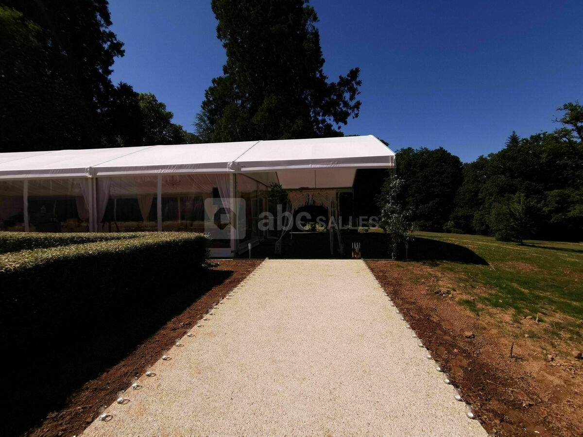 Chemin qui mène à l'entrée principale de la tente de réceptions.