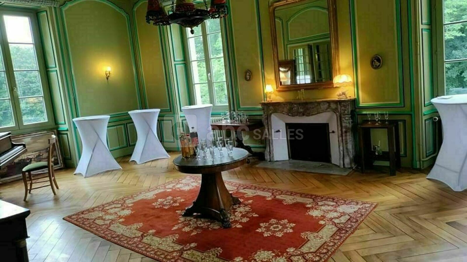 Salon de piano en préparation pour un cocktail
