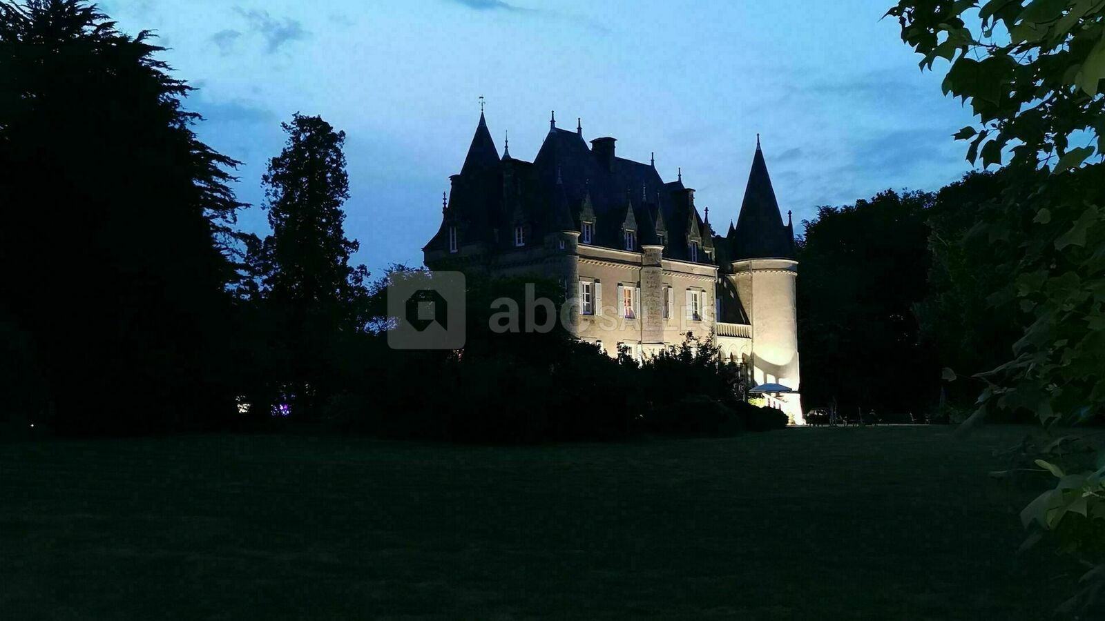 Château de nuit éclairé