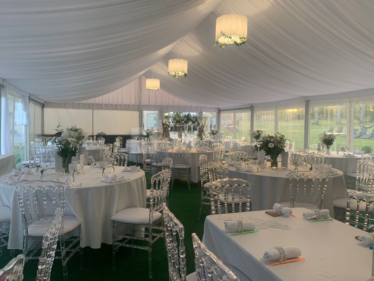 Repas mariage dans le chapiteau