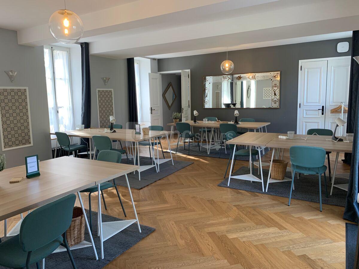 Grand salon en configuration espace de coworking 14 pers.