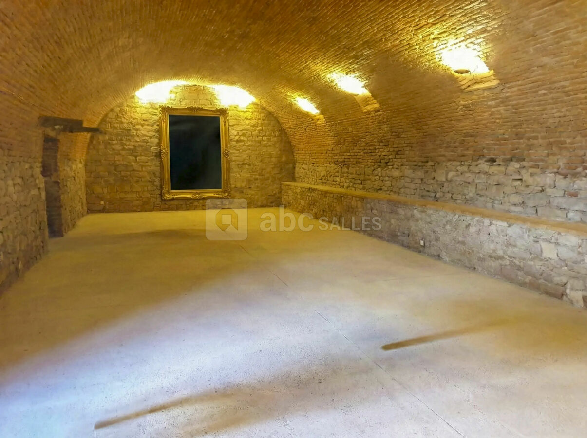 Salle vide mettant en avant l'architecture