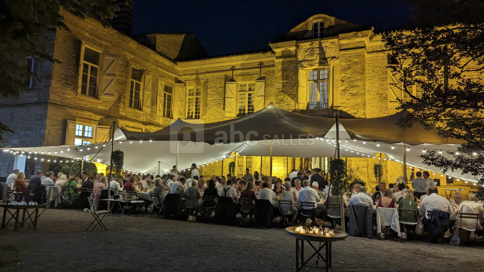 La magie d'une réception sous les étoiles dans notre Cour d'Honneur.
