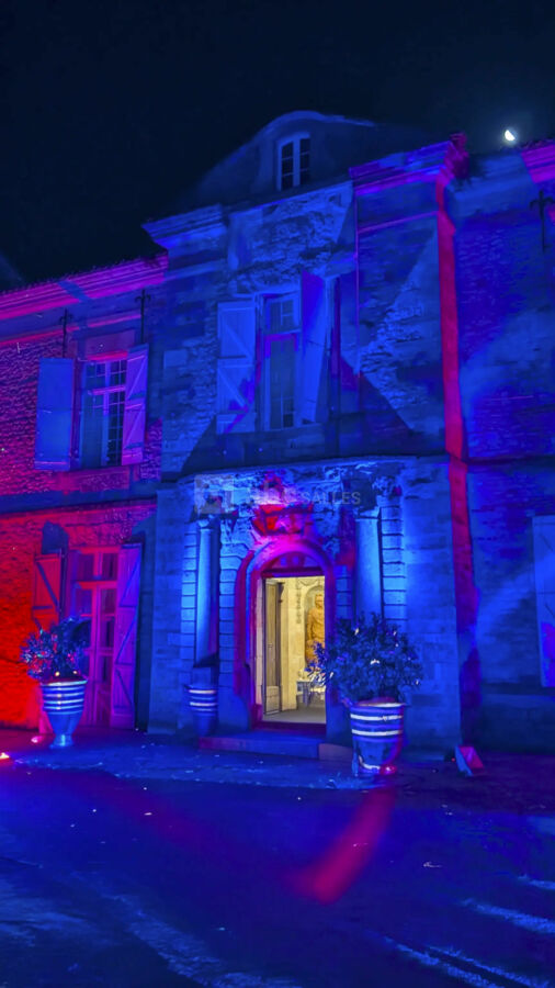 Éclairage architectural nocturne métamorphosant les façades historiques.