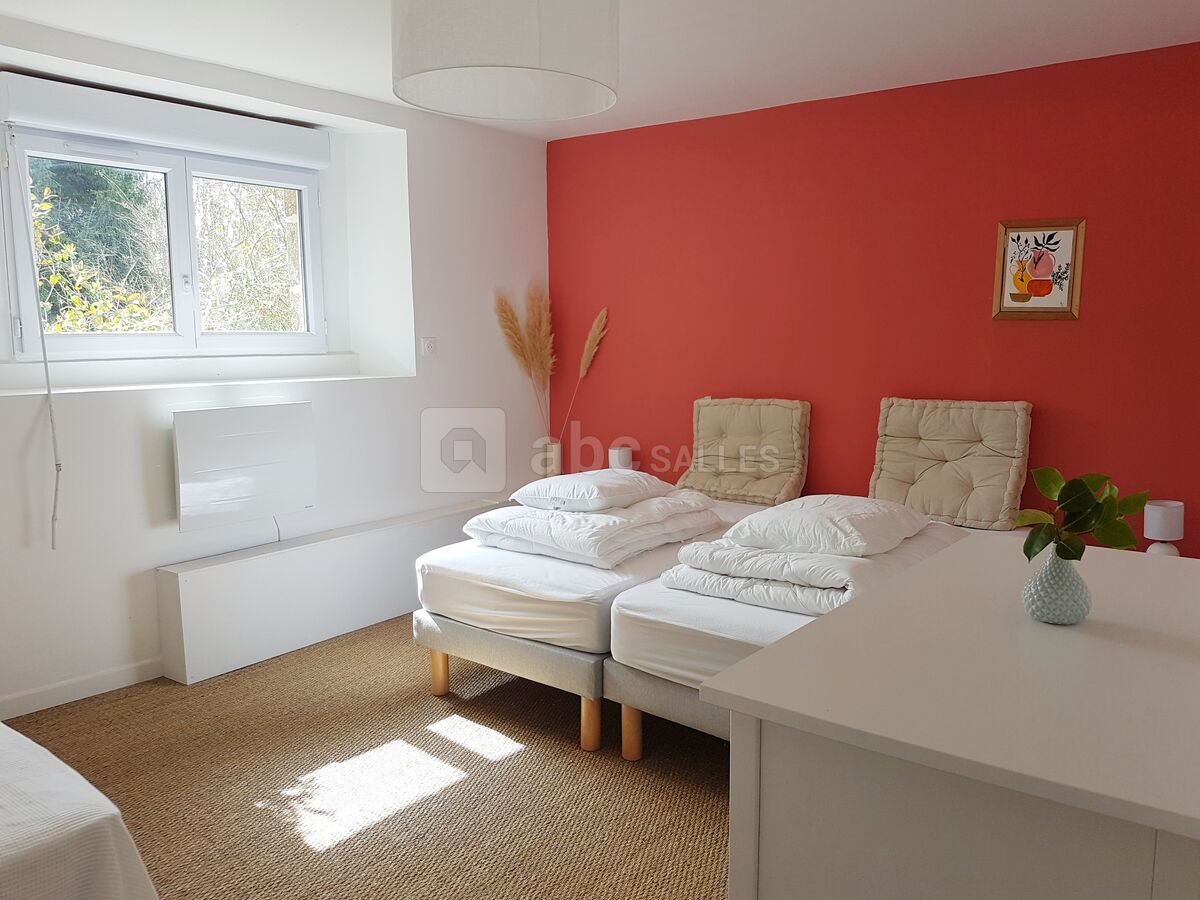 Chambre rouge 3 lits simples