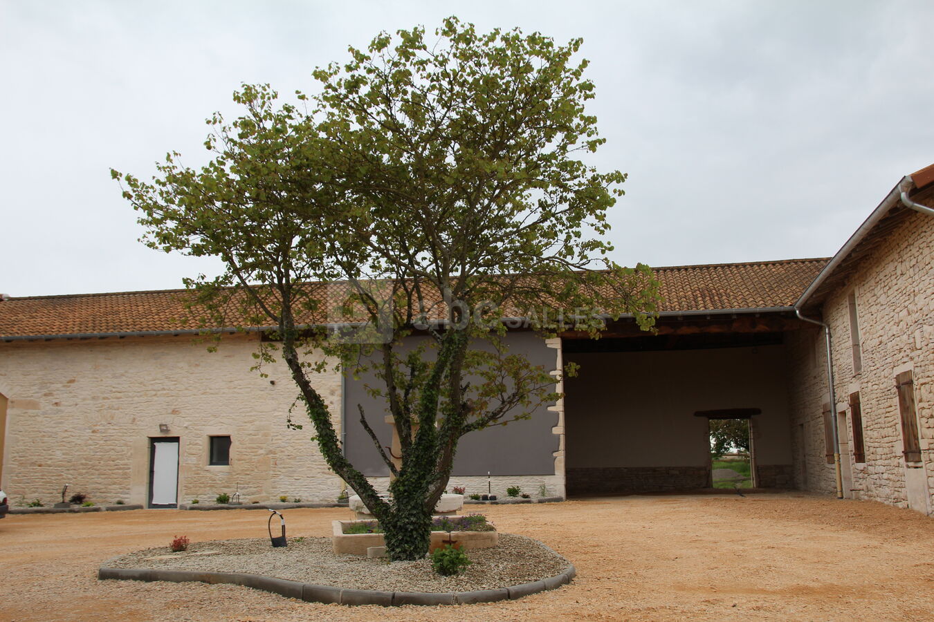 Vue entrée principale et salle de cérémonie