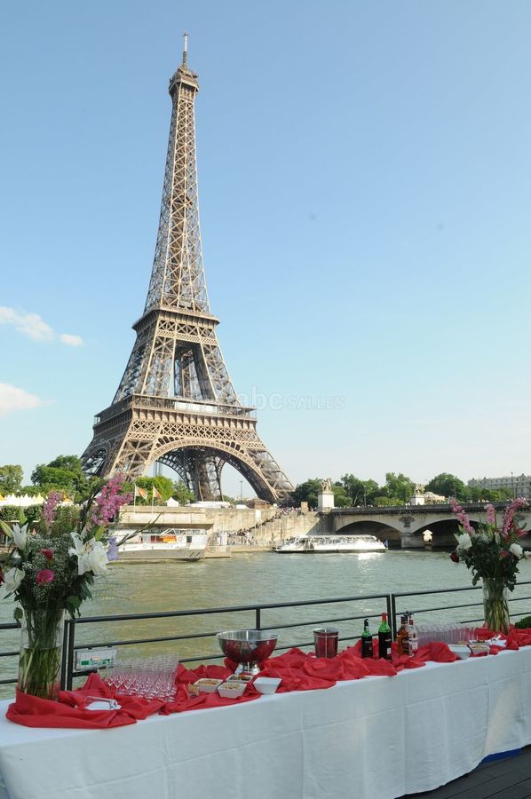 Buffet devant tour eiffel