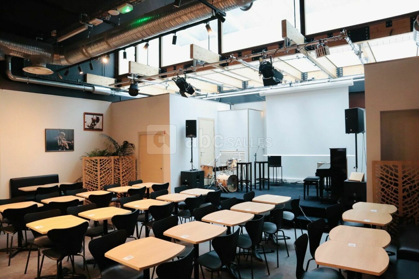 Salle principale / Puit de lumière naturelle