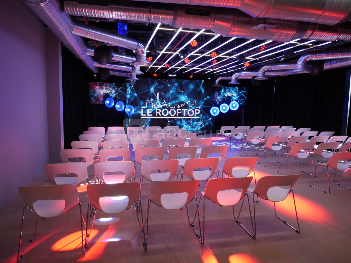 Espace Eastside en conférence (rideaux fermés)