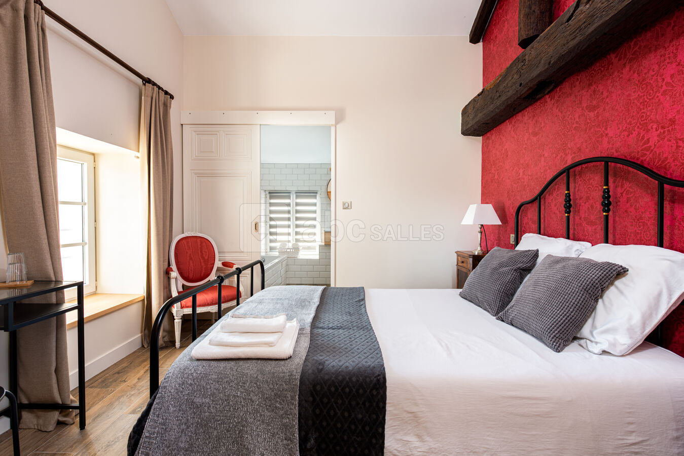 Chambre 1 : La suite Dahlias Rouges (chambre parentale)