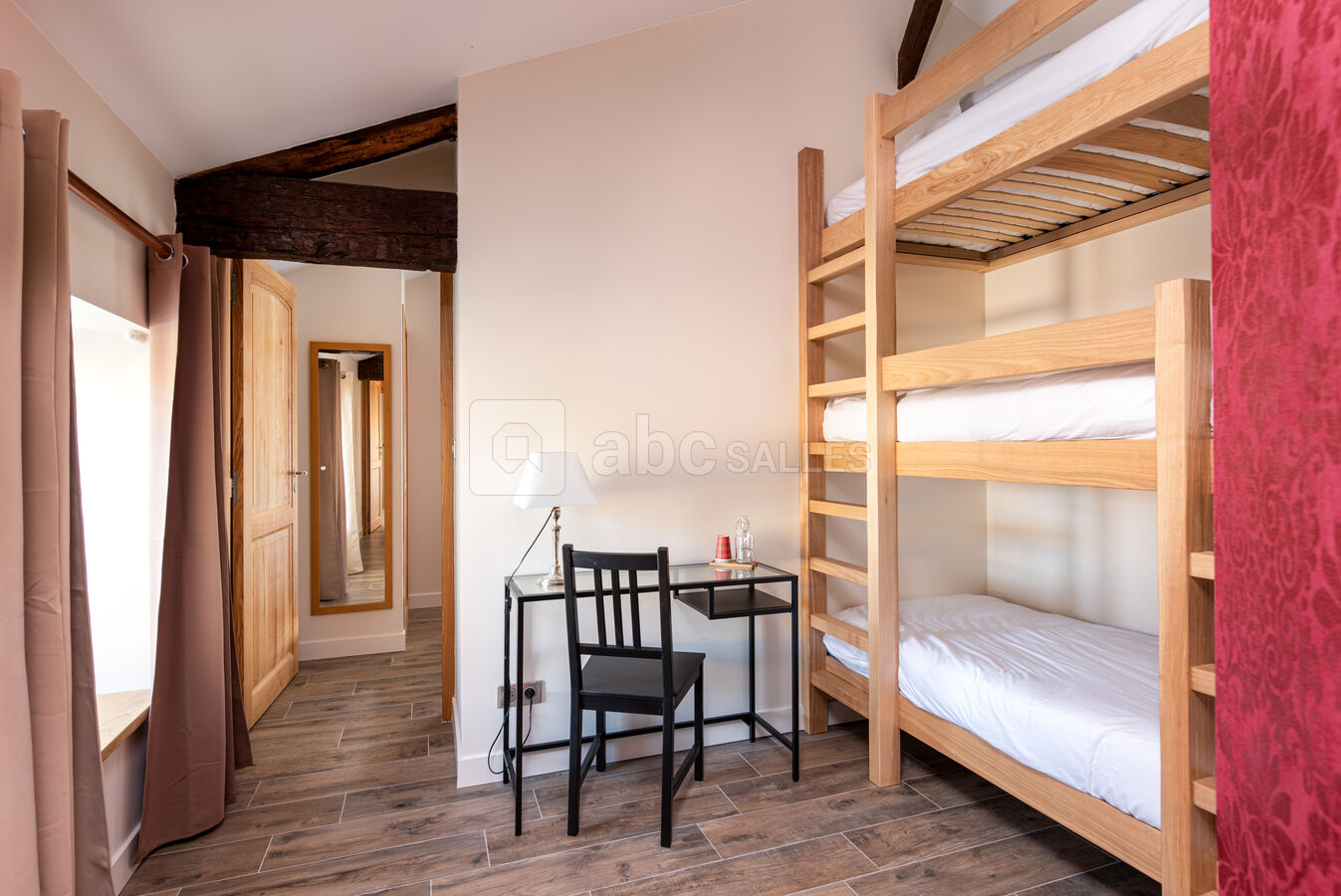 Chambre 1 : La suite Dahlias Rouges (chambre enfants)