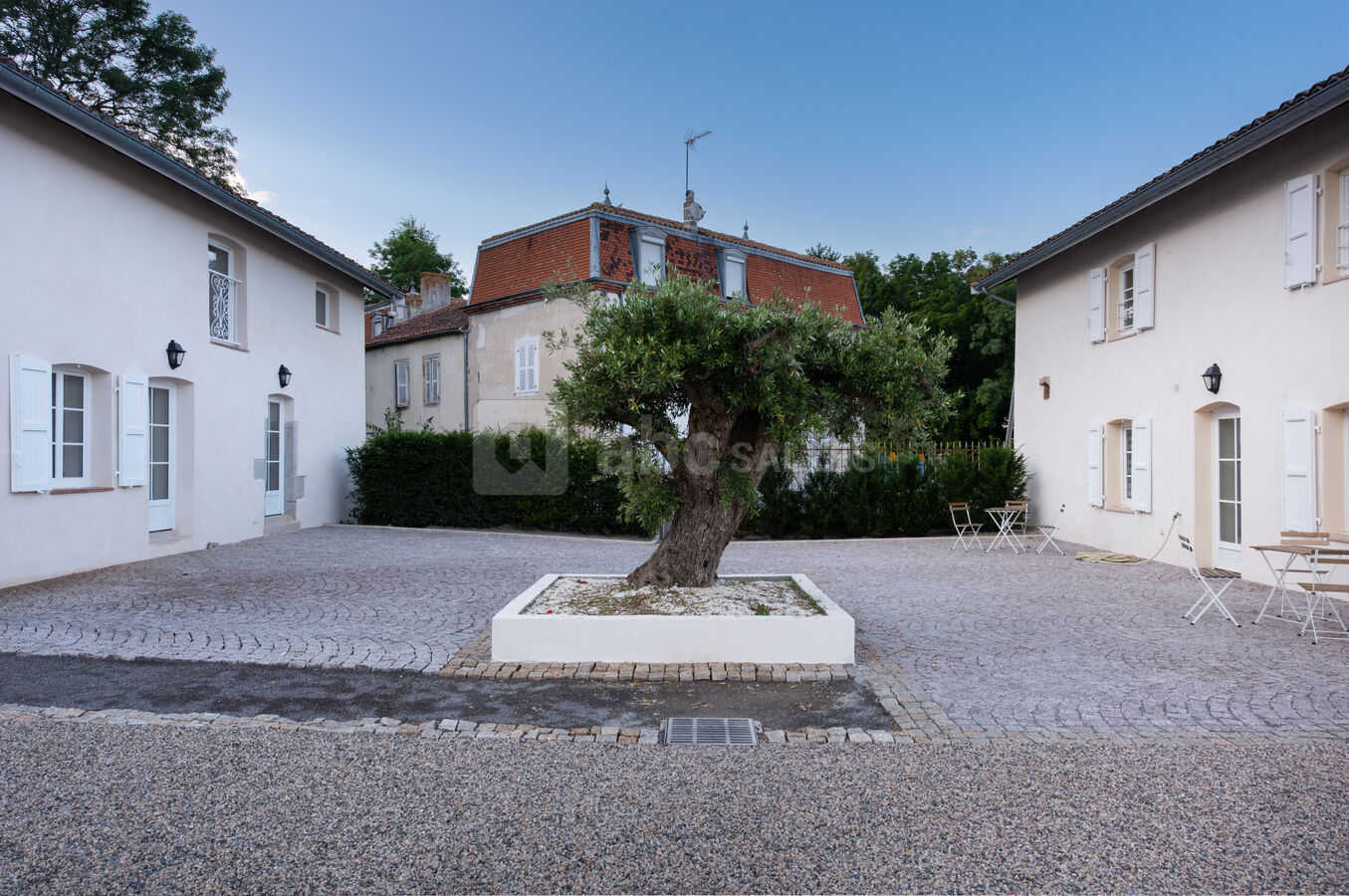 La cour du Cottage du Parc : à gauche, le bâtiment de la salle de réunion et centre bien-être; à droite le bâtiment des chambres