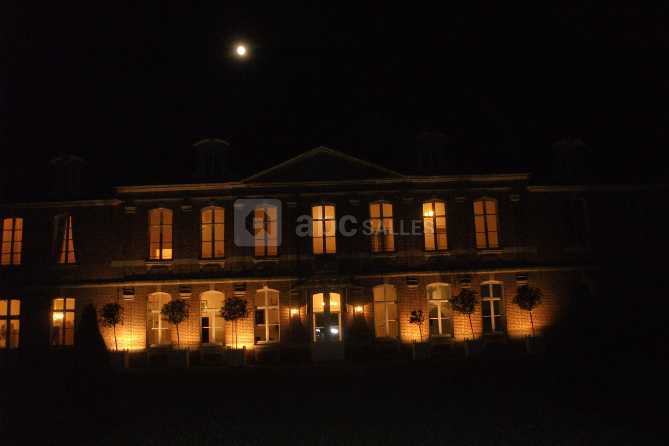 Façade entrée éclairée