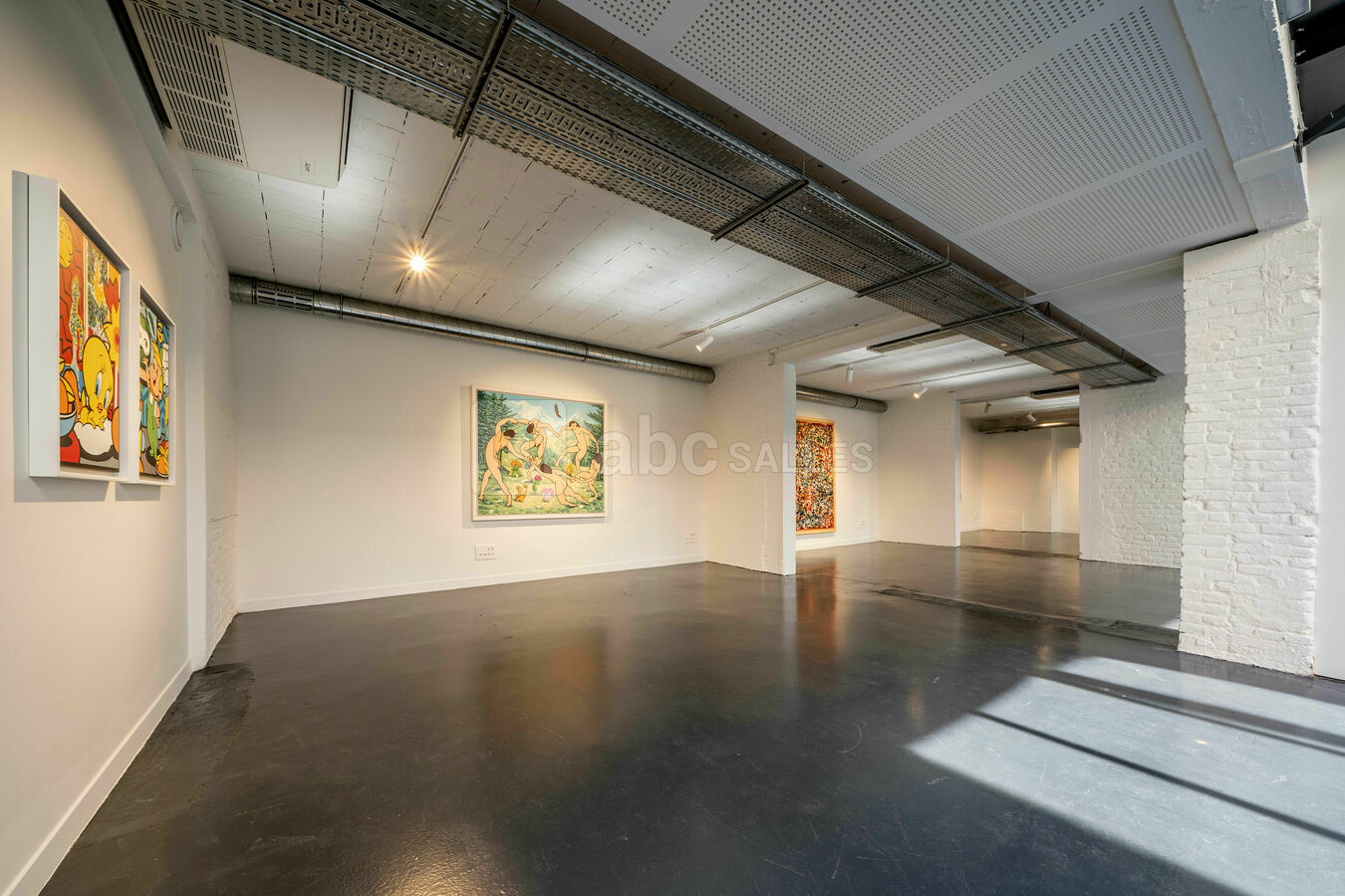 Galérie d'exposition baignée à la lumière du jour