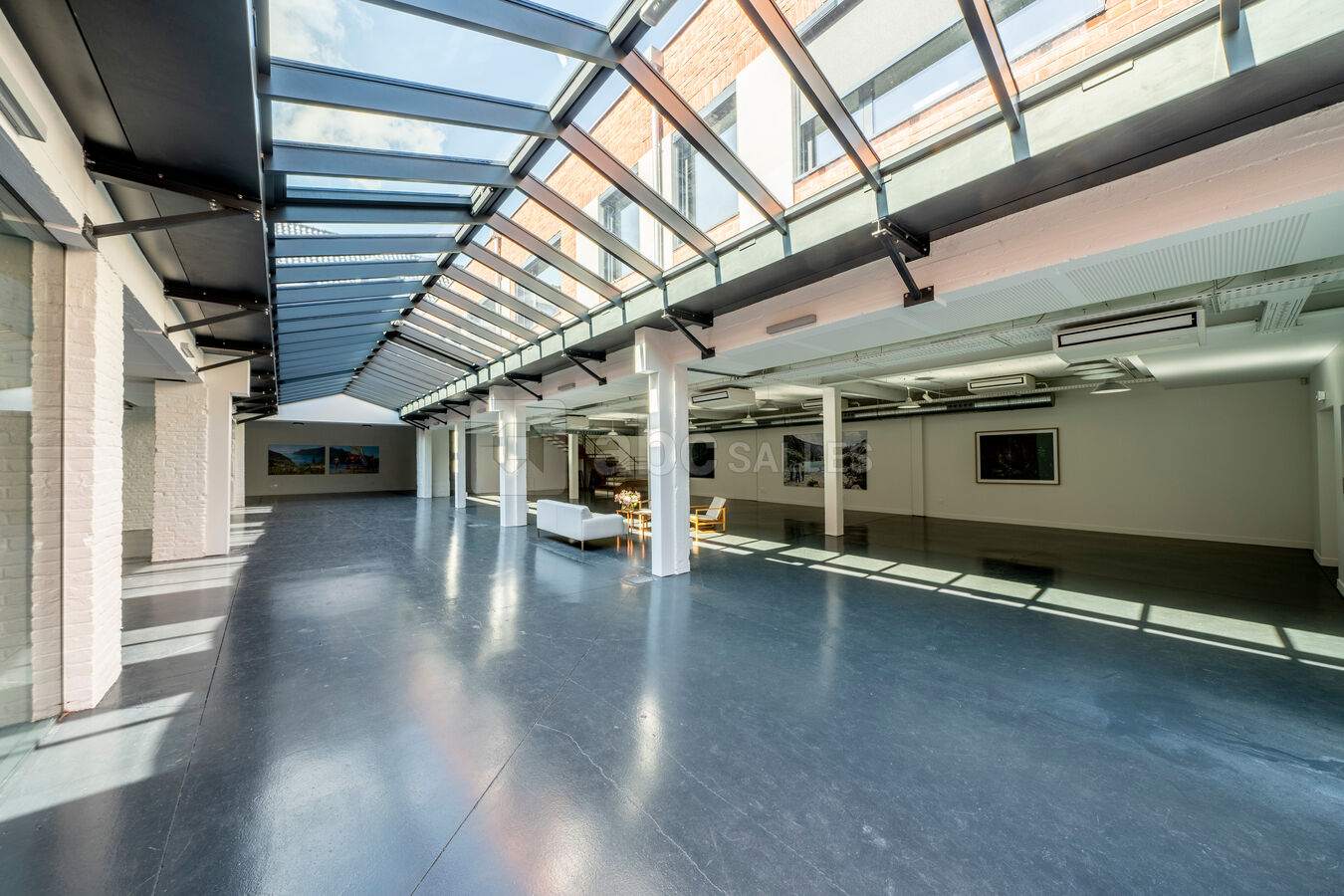 Galérie d'exposition baignée à la lumière du jour