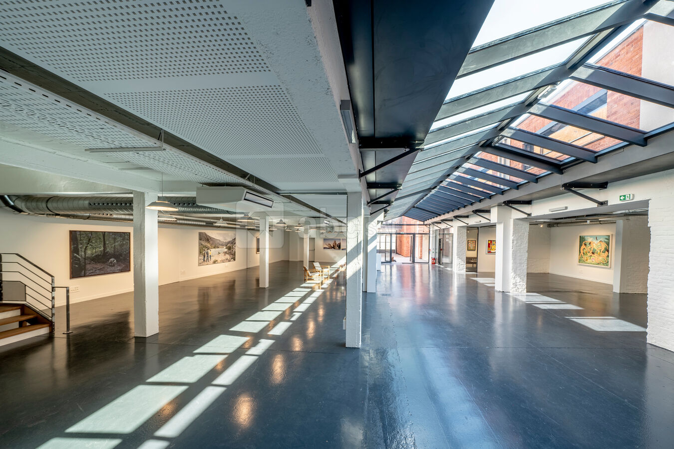 Galérie d'exposition baignée à la lumière du jour