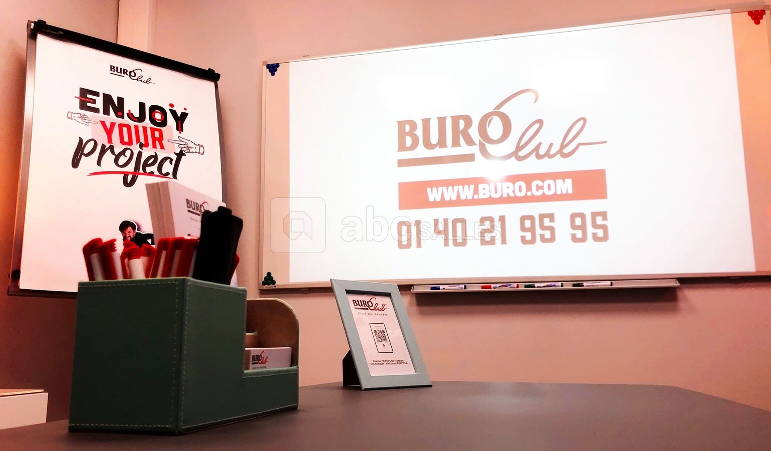 Tableau blanc, paperboard et vidéoprojecteur