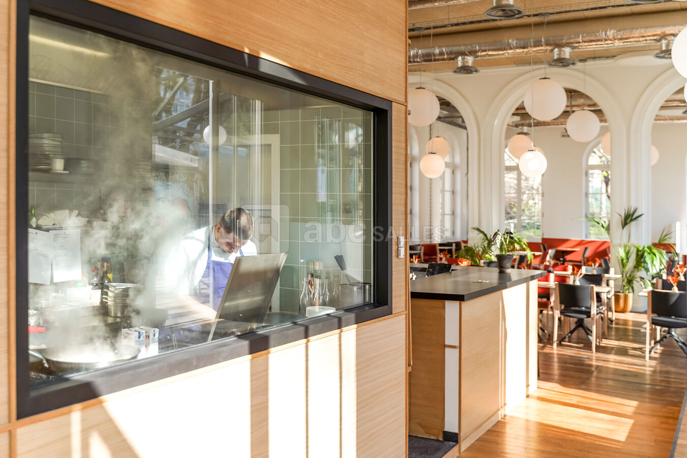 Entrée avec vue sur la cuisine