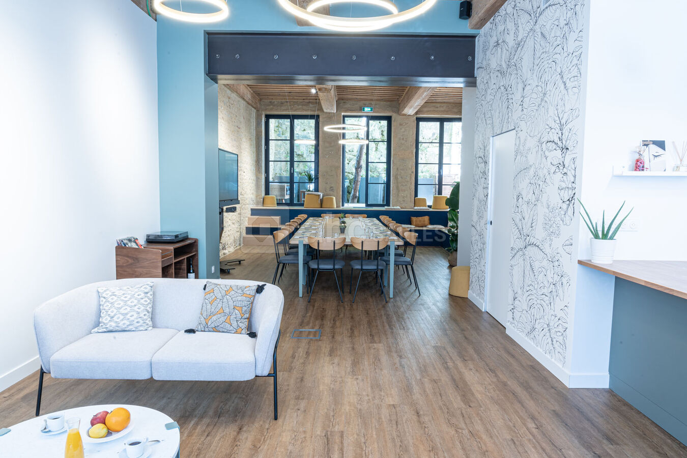 Salle de réunion communicante avec l'espace détente